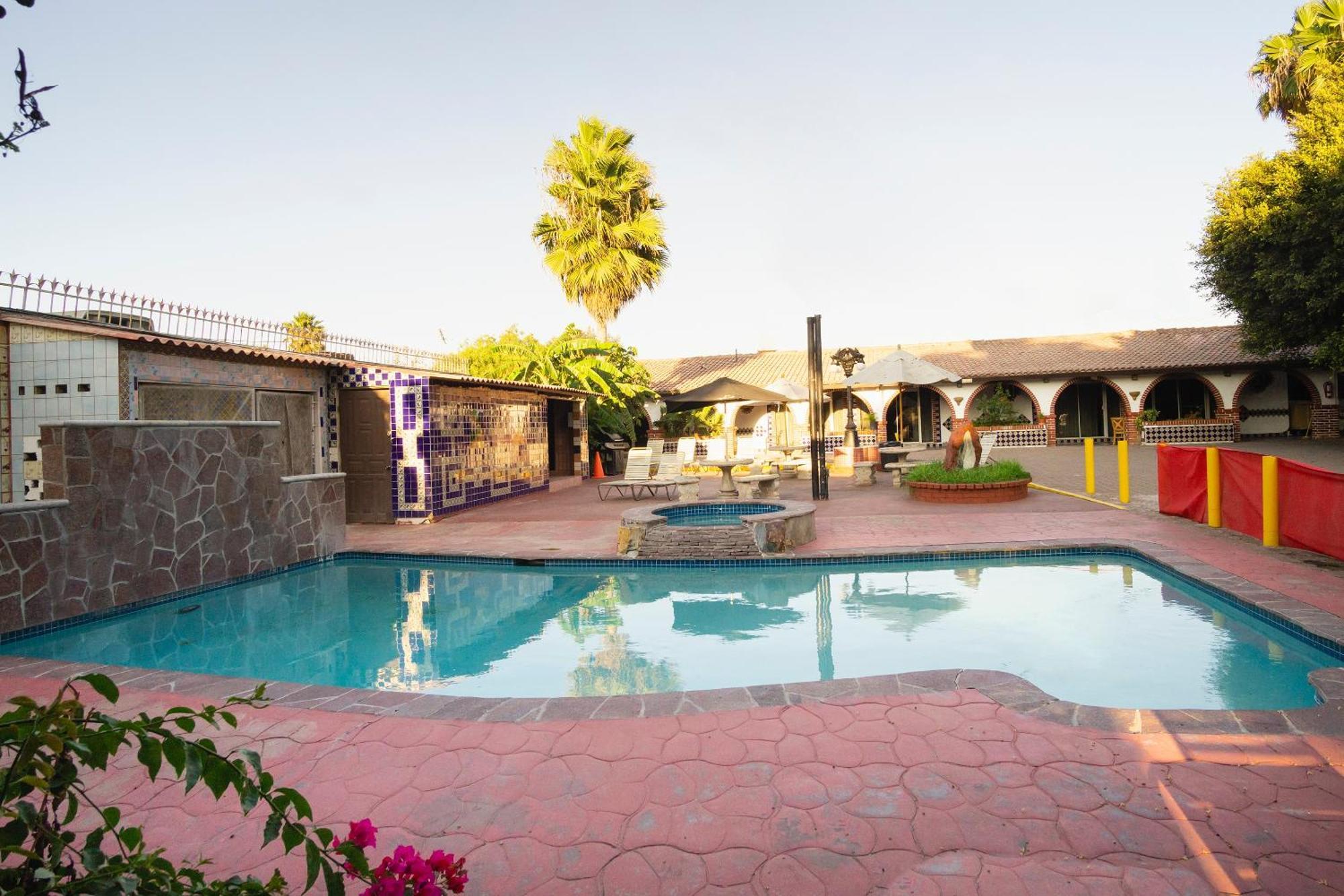 OYO Hotel Hacienda Don Luis, Rosarito Exterior foto The pool at the Oasis of Miniatures